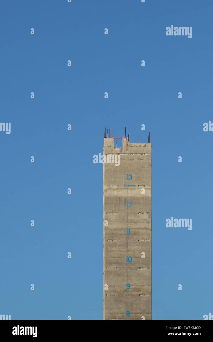 Image de la tour centrale en béton et des barres d'armature pendant la construction d'un immeuble résidentiel Victoria à Manchester, au Royaume-Uni Banque D'Images