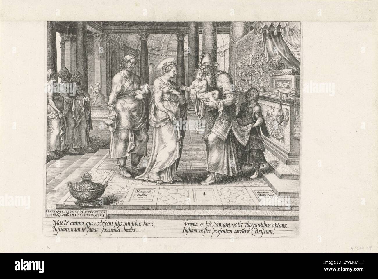 Présentation du Christ dans le temple, Harmen Jansz Muller, d'après Maarten van Heemskerck, 1564 - 1568 imprimer Joseph, avec deux pigeons sur le bras, et Marie, présentent le Christ dans le temple. Le juste Siméon tient l'enfant pour l'autel. Laissé en arrière-plan les prophéties priantes Hanna. Imprimer fait partie d'une série sur les huit discours Blessig du Christ et illustre la bénédiction : béni dont la faim et la soif de justice. Dans le coin inférieur gauche ce texte de Matt. 5 : 6 en latin. Au bas de la marge, un verset en latin sur Siméon, dont la faim et la soif se contentaient de justice Banque D'Images