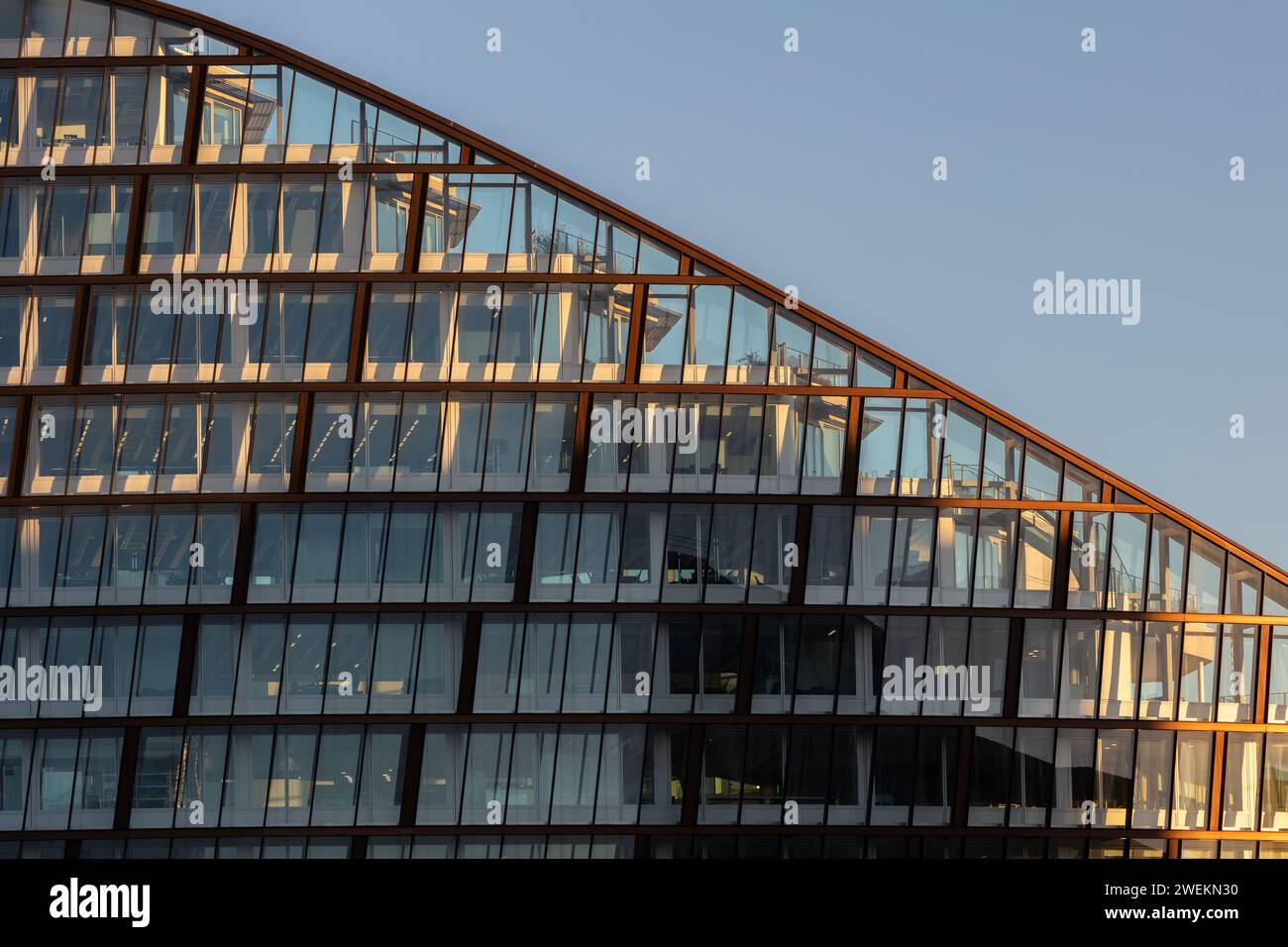 Image des niveaux supérieurs de l'emblématique One Angel Square à Manchester, au Royaume-Uni, siège du Co-operative Group. Pris dans un beau soleil à l'heure dorée Banque D'Images