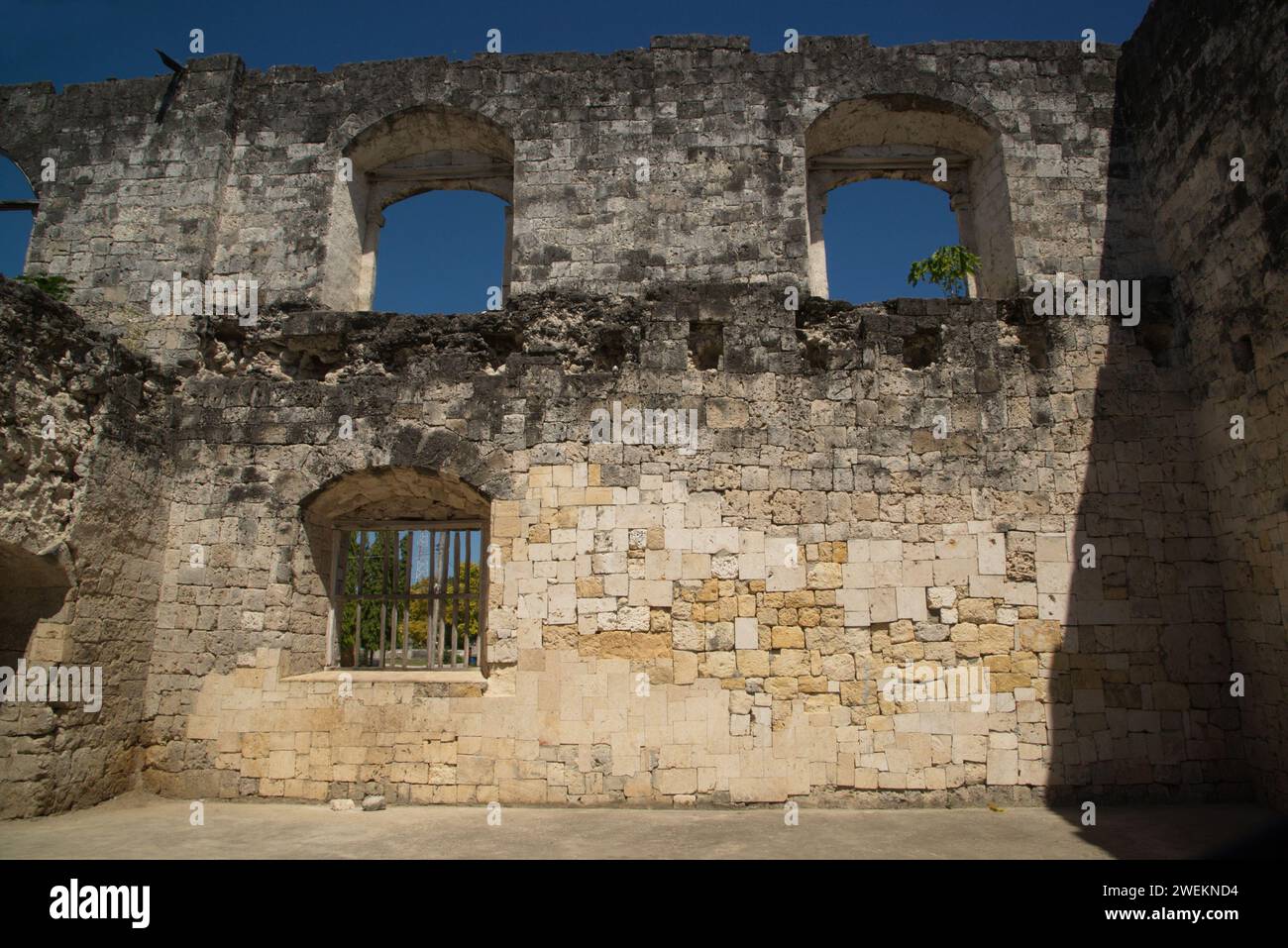 Ruines d'Oslob ( Museo Oslob ) ou église paroissiale à Oslob, Cebu aux Philippines. C'est un formidable édifice construit en corail. Commencé à la fin des années 1800 Banque D'Images