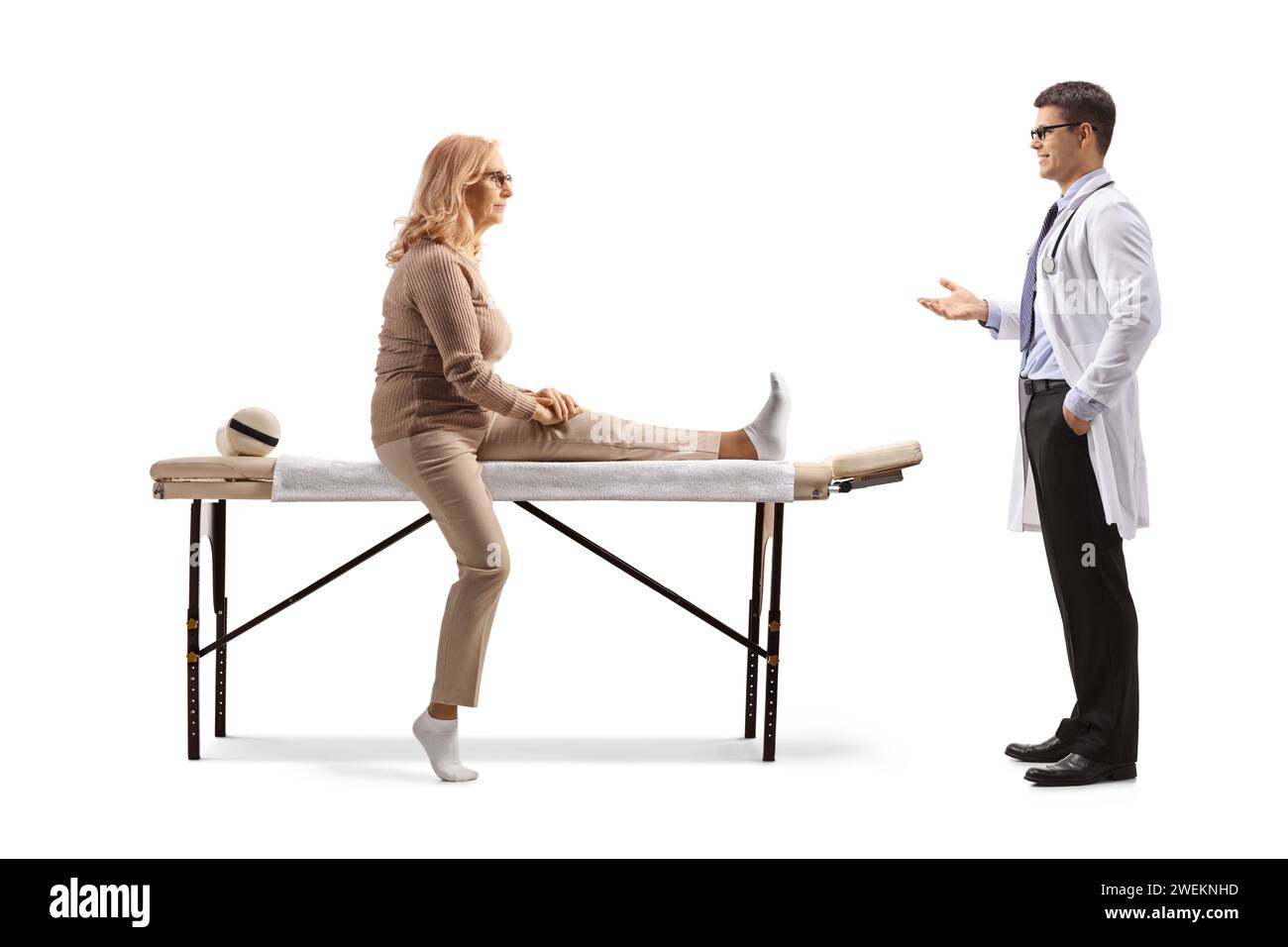 Femme assise à une table de thérapie et parlant à un médecin isolé sur fond blanc Banque D'Images