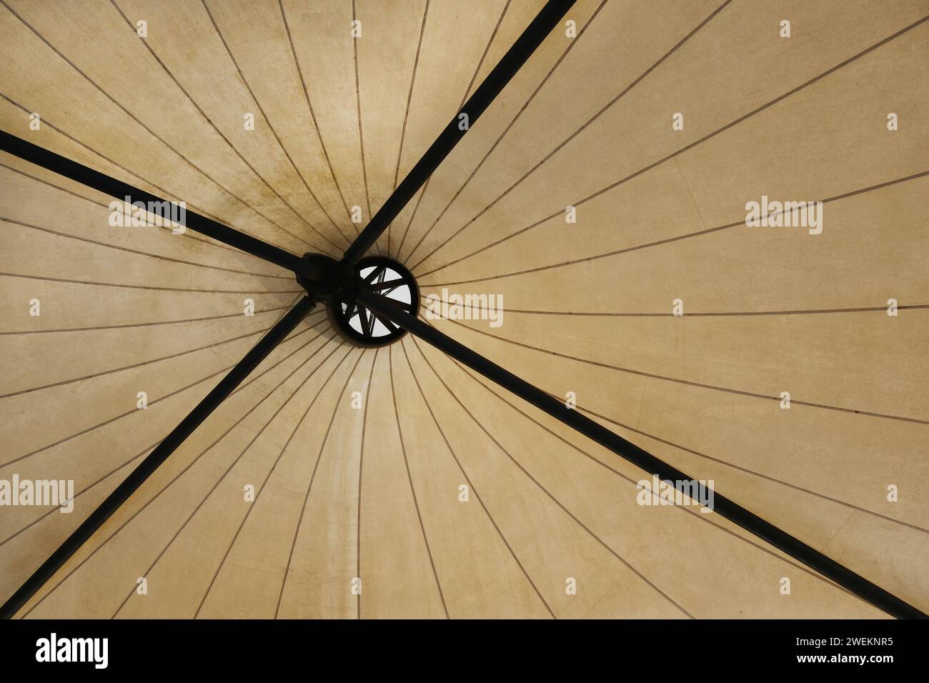 Vue de dessous de dessus d'une structure d'auvent tendue depuis le dessous du toit Banque D'Images