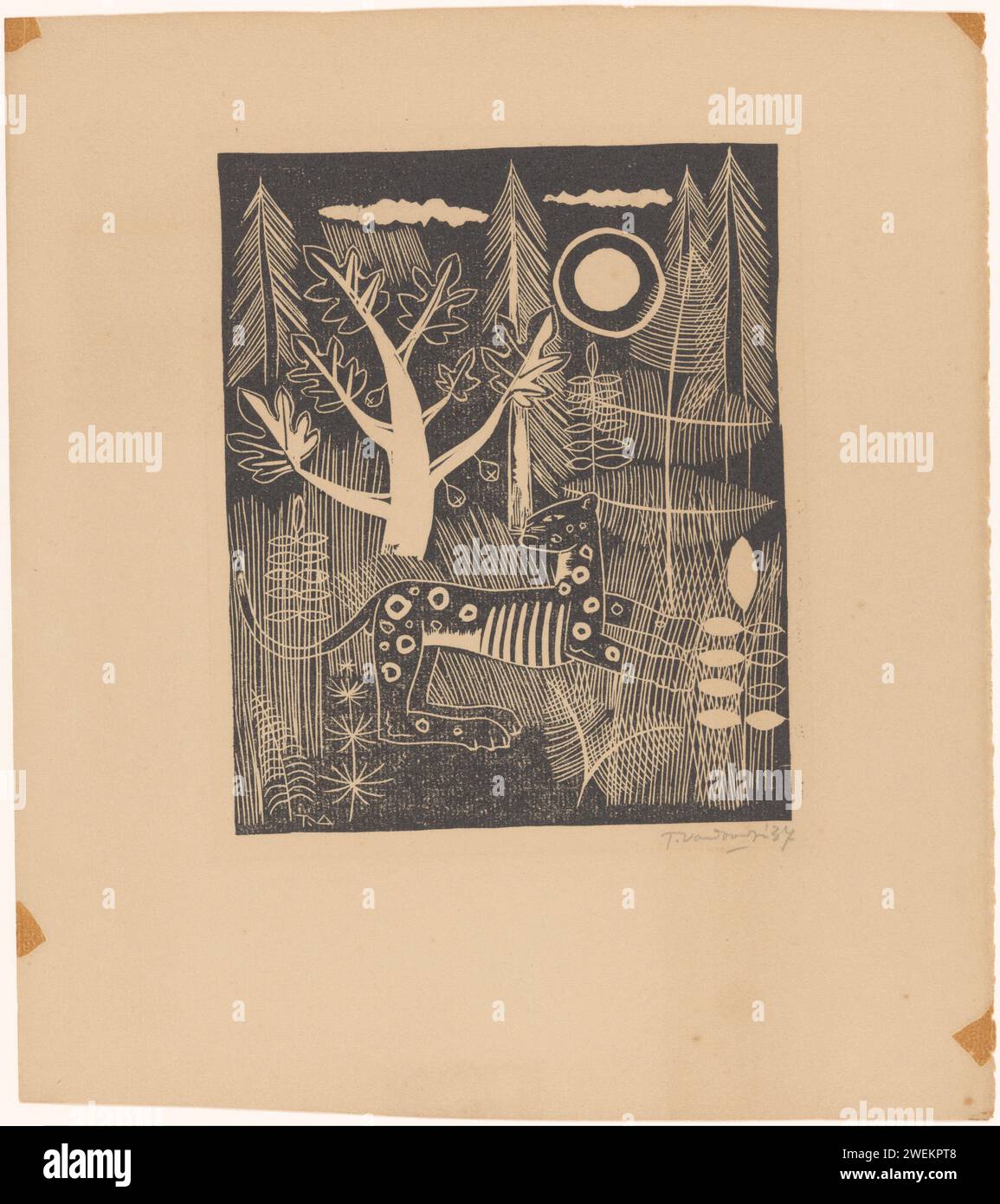 Visage de forêt avec léopard, Tinus van Doorn, 1937 print visage de forêt avec des pins, des arbres à feuilles caduques et un animal semblable à un léopard. papier. forêt d'encre, bois. bêtes de proie, animaux prédateurs : léopard Banque D'Images