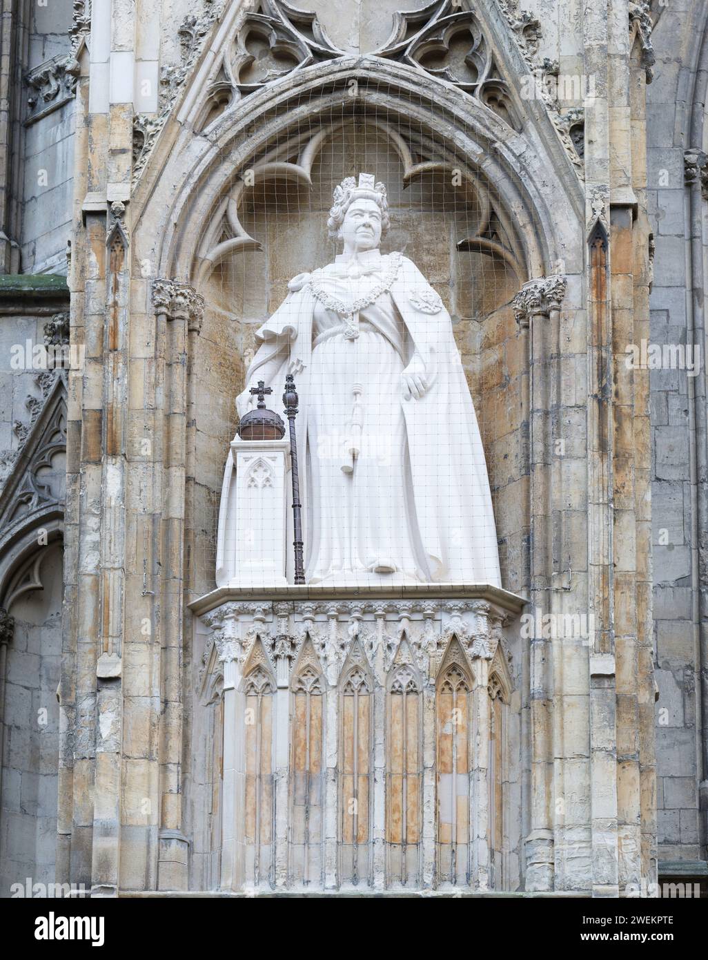 Statue, de la reine Elizabeth II, sur la façade ouest de la cathédrale chrétienne à York, en Angleterre. Banque D'Images