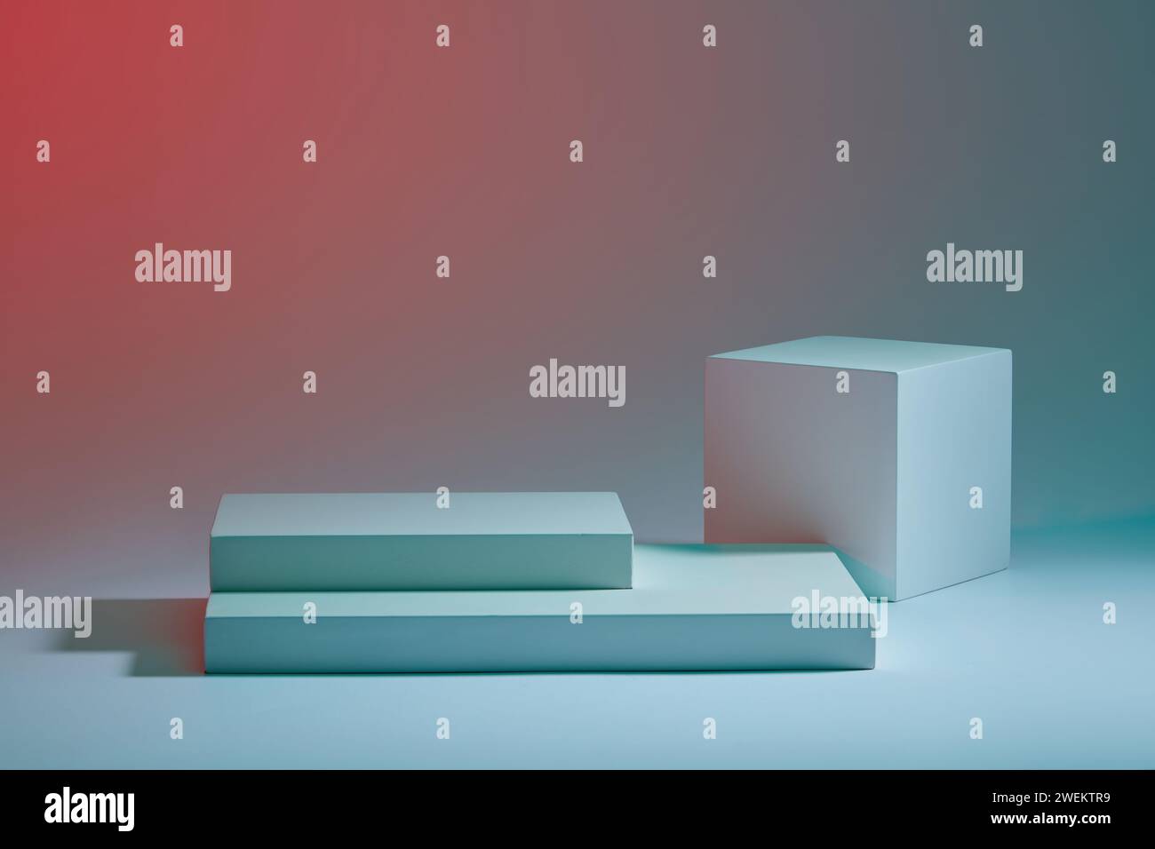 Vue de face de podiums empilés sur rectangle et cube décoré sur fond de couleur. Espace vide pour la présentation des produits cosmétiques, espace de copie. Banque D'Images
