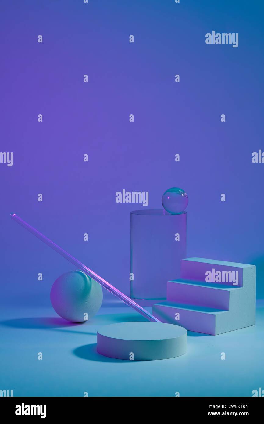 Vue de face du podium vide, escalier et petites boules décorées sur fond de couleur. Arrière-plan de maquette minimal pour la présentation du produit. Espace de copie Banque D'Images