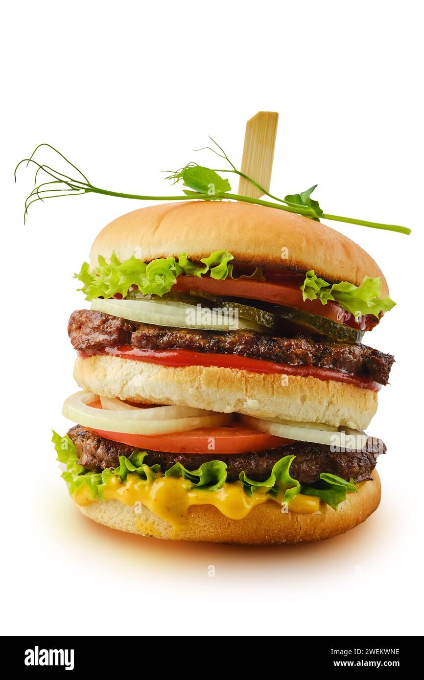 Grand hamburger de bœuf double avec des légumes frais isolés sur blanc Banque D'Images