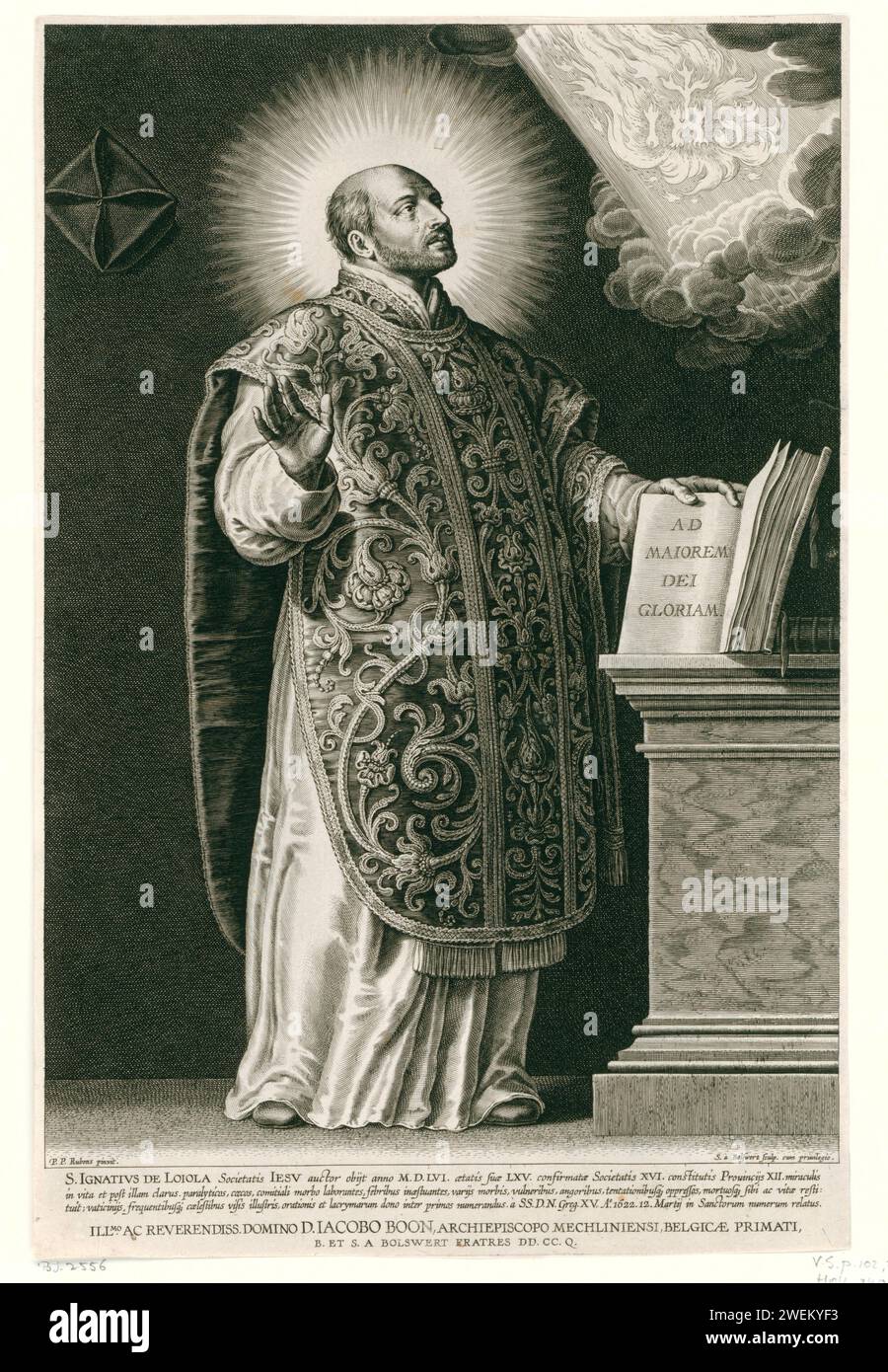 Saint Ignace de Loyola avec monogramme IHS, Schelte Adamsz. Bolswert, d'après Peter Paul Rubens, 1622 estampe Ignatius van Loyola comme un homme d'âge moyen, calme avec une barbe courte et sombre. Sa tête est entourée d'un halo, quelques larmes roulent de l'œil droit. Son kazuifel est richement brodé. La main droite a été levée, la main gauche repose sur son attribut : un livre ouvert avec l'inscription ad Majorem Dei Gloriam (à l'honneur multiple de Dieu), les secondes de départ du règne des Jésuites. En haut à droite, au-dessus d'un certain nombre de nuages, les lettres IHS, le monogramme de l'ordre, apparaissent dans un faisceau. Und Banque D'Images