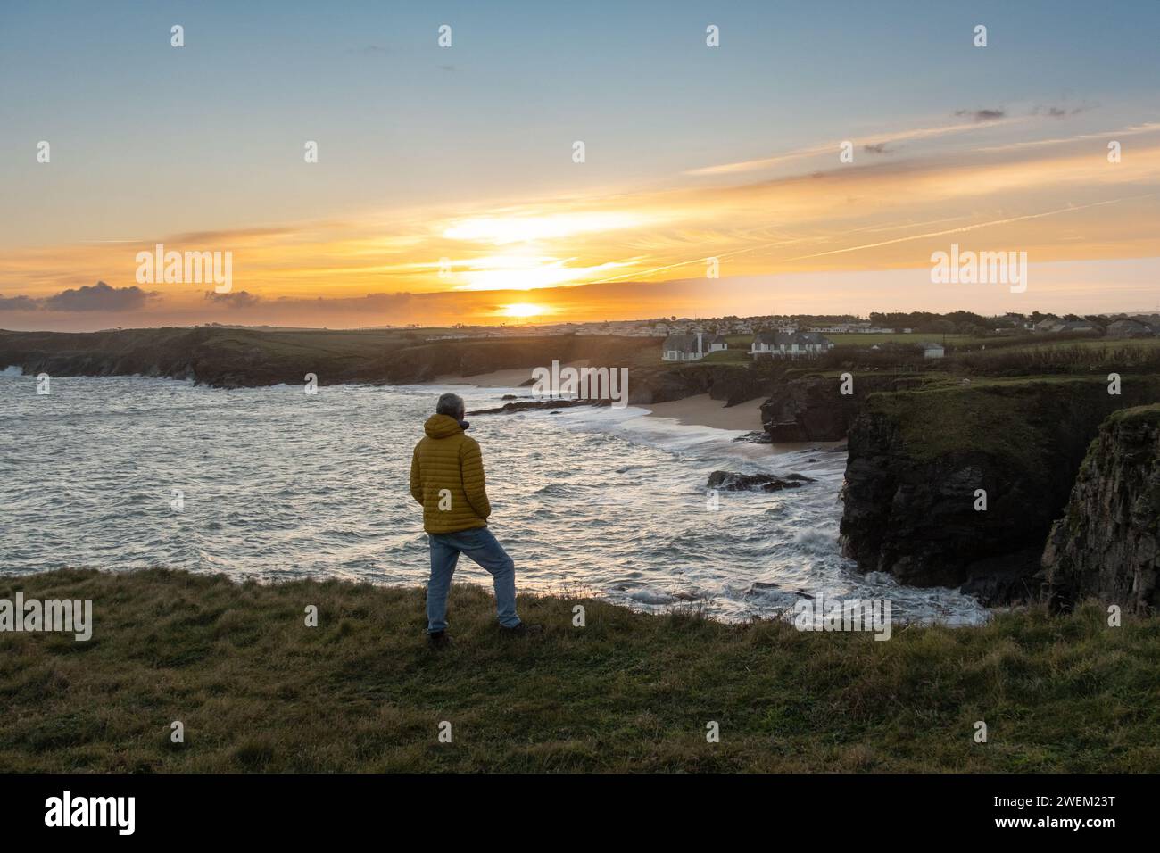 Trevose Head, Cornwall, Royaume-Uni. 26 janvier 2024. UK Météo. C'était un début de journée clair et doux pour le lever du soleil à Trevose Head dans le nord de Cornwall, regardant vers la baie de mère Ivey. Crédit Simon Maycock / Alamy Live News. Banque D'Images