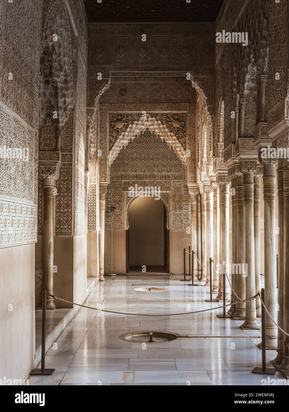 Superbe porte de l'Alhambra avec des motifs géométriques, des inscriptions calligraphiques, des carreaux colorés à Grenade, Andalousie, Espagne Banque D'Images