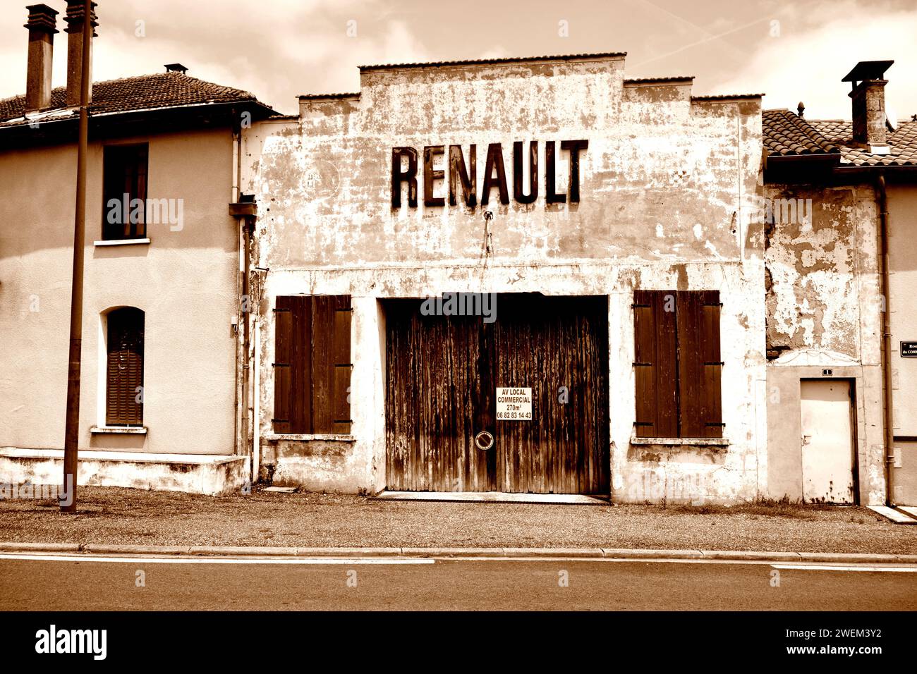 Garage Renault abandonné en sépia Banque D'Images