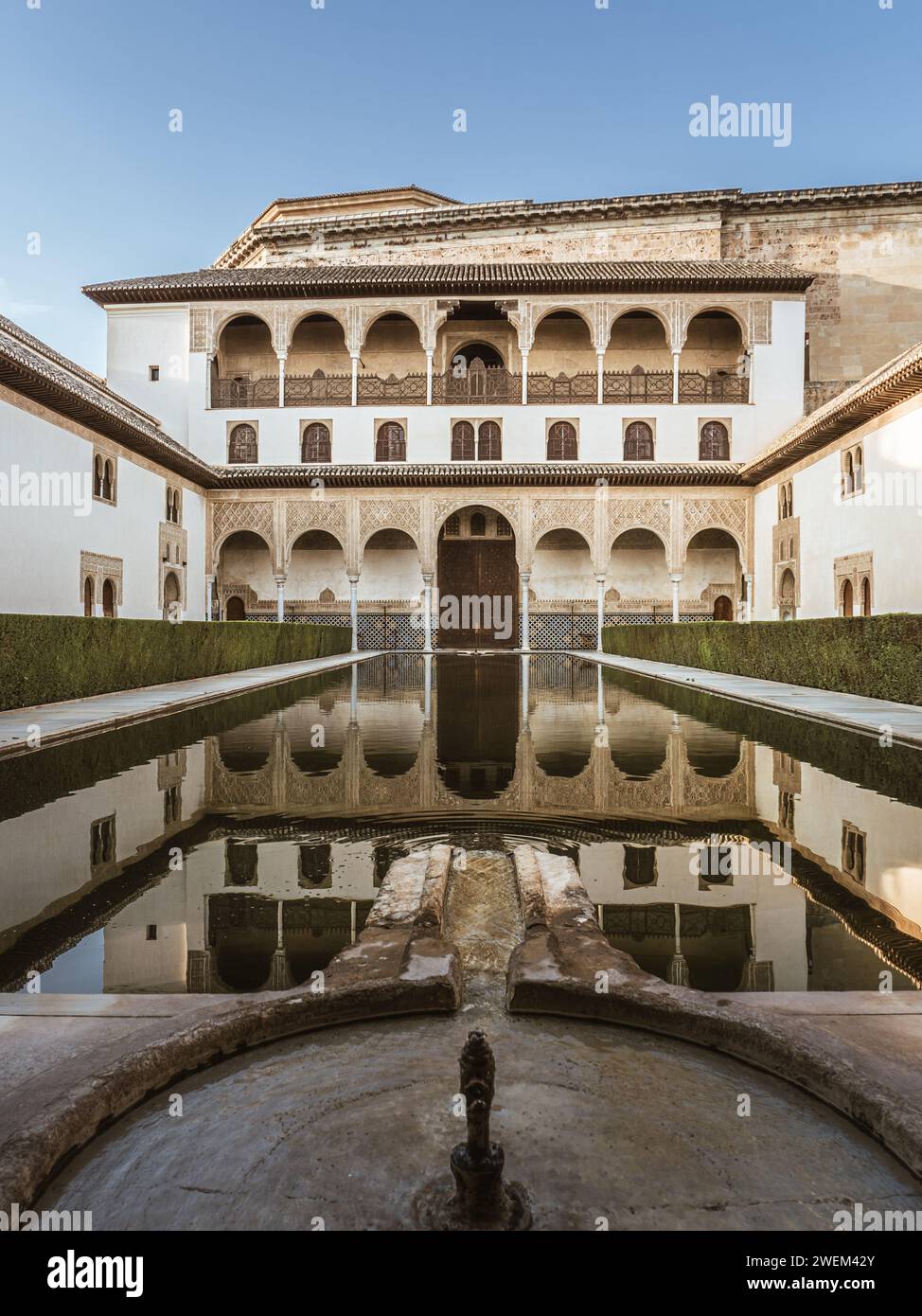 La Cour des Myrtes (patio de los Arrayanes) dans l'Alhambra, Grenade, Andalousie Espagne, réflexion sur la piscine d'eau, espace copie, pas de gens Banque D'Images