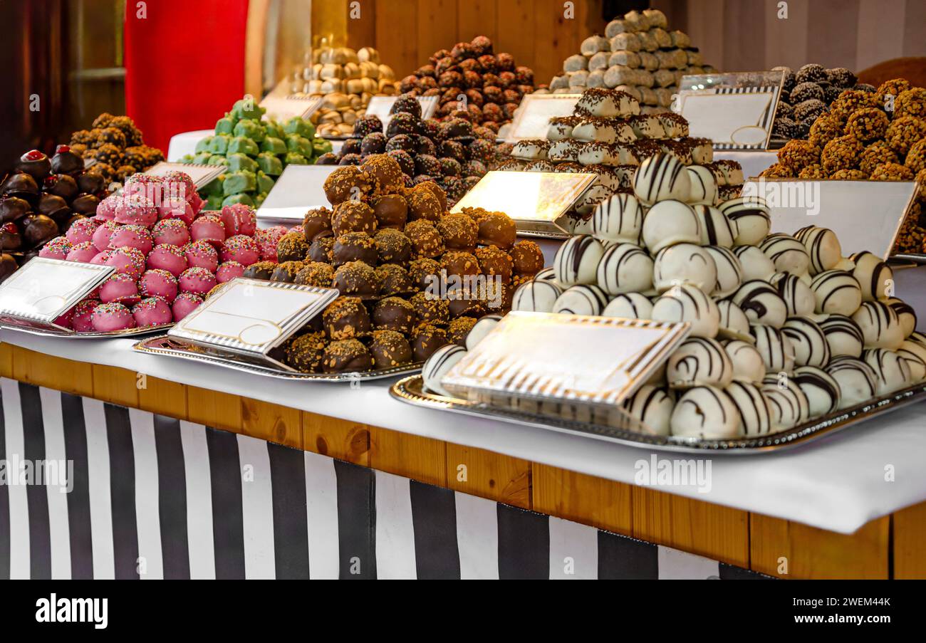 Délicieux gâteaux sur le comptoir. Banque D'Images