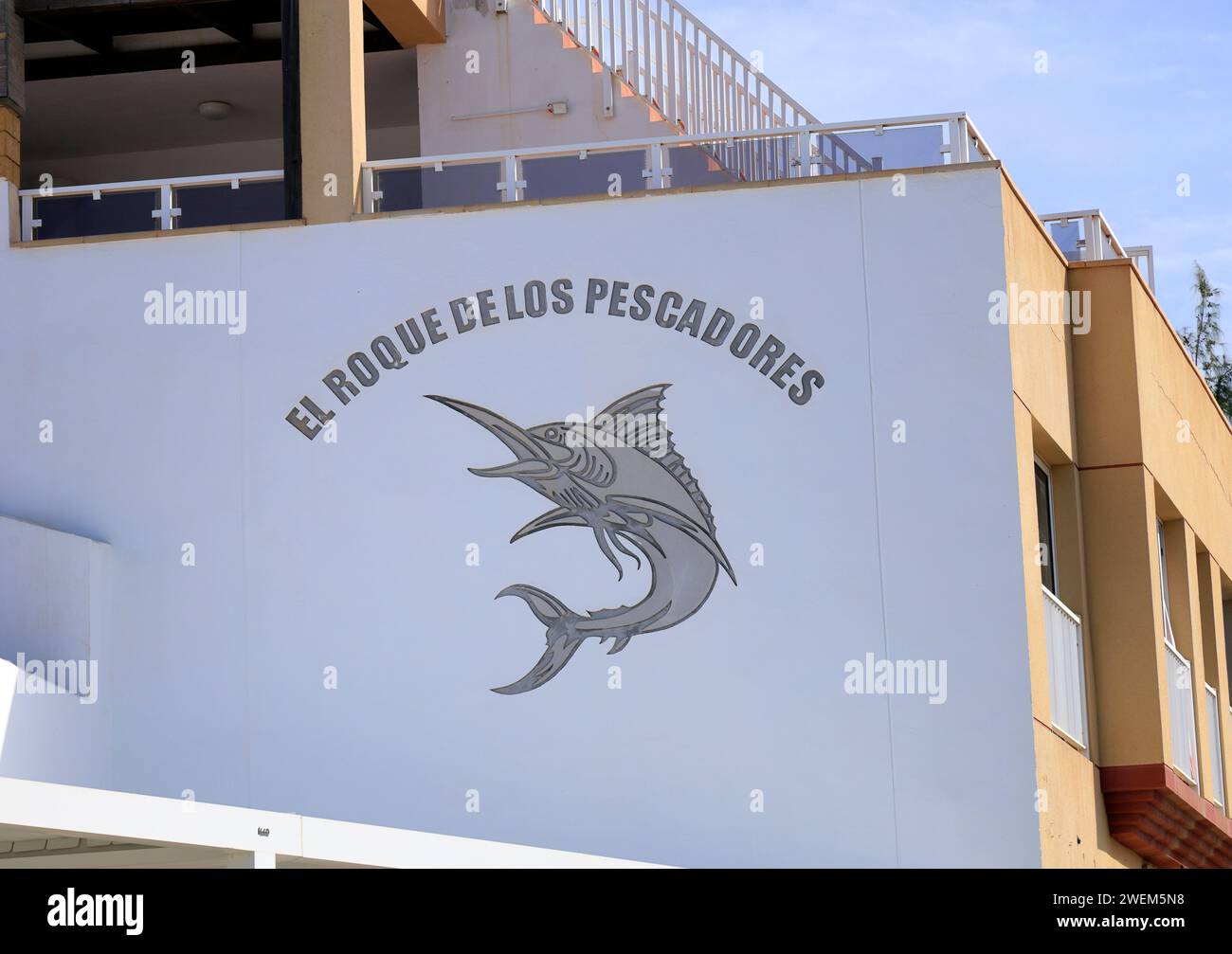 El Roque de Los Pescadores dédié aux pêcheurs locaux, peint sur le côté d'un bâtiment à El Cotillo, Fuerteventura, îles Canaries, Espagne. Banque D'Images El Roque de Los Pescadores dédié aux pêcheurs locaux, peint sur le côté d'un bâtiment à El Cotillo, Fuerteventura, îles Canaries, Espagne. Banque D'Images