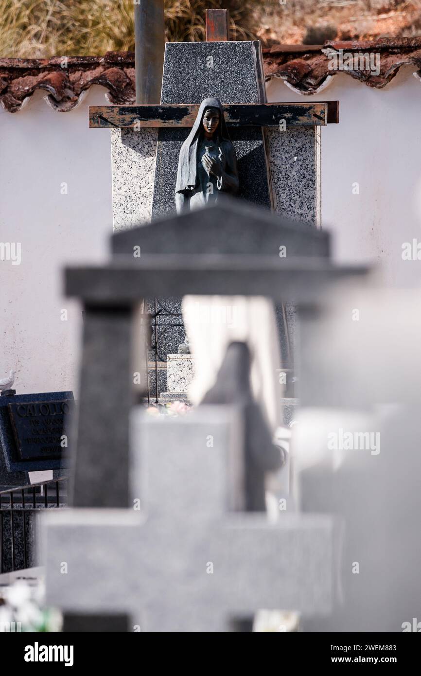 Statue d'une religieuse dans le cimetière de l'Alhambra Banque D'Images