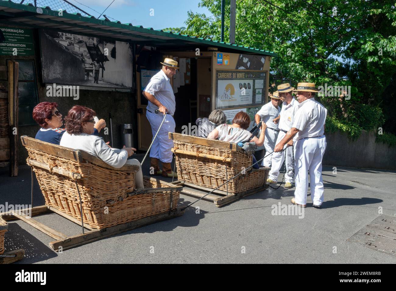 Touristes prêts pour le toboggan Ride sur les traîneaux traditionnels en osier Panier à Monte Funchal, île de Madère, Portugal Banque D'Images