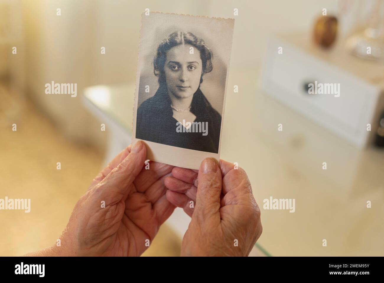 Point de vue femme senior tenant une vieille photographie Banque D'Images