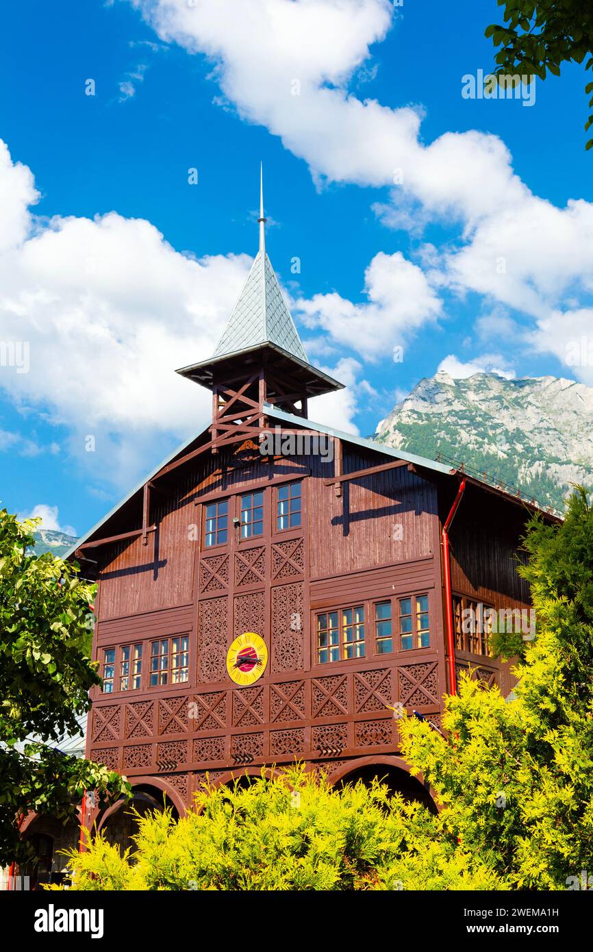 Architecture roumaine traditionnelle, ornée, en bois Aurel Stroe Centre culturel, Busteni, montagnes Bucegi, Roumanie Banque D'Images