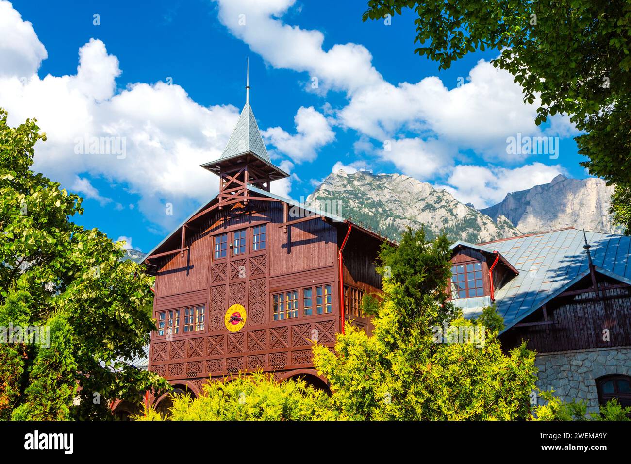 Architecture roumaine traditionnelle, ornée, en bois Aurel Stroe Centre culturel, Busteni, montagnes Bucegi, Roumanie Banque D'Images