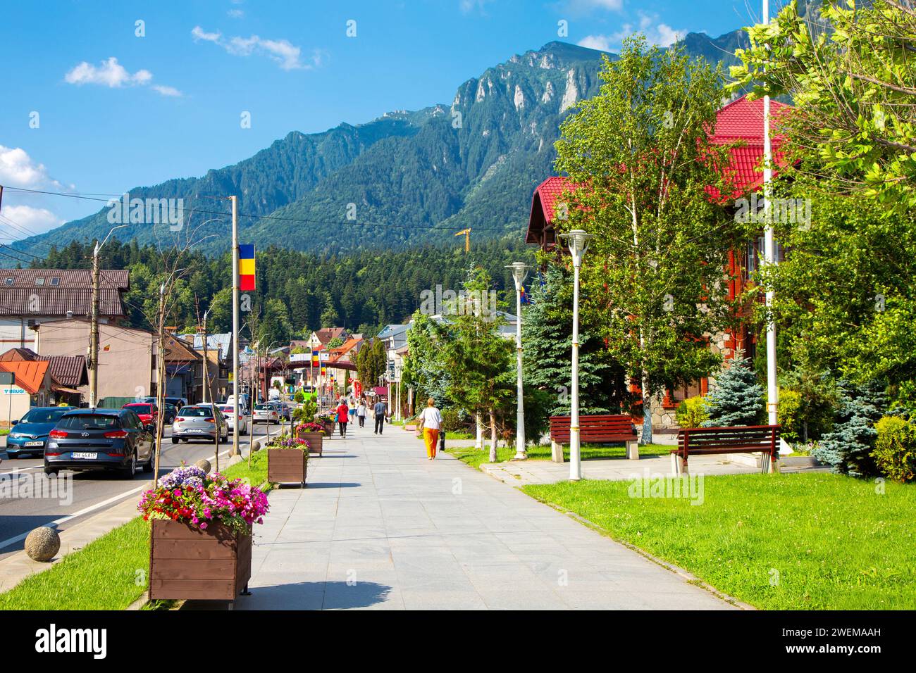 La rue principale Bulevardul Libertății avec des stands de vendeurs et vue sur les montagnes Bucegi, Busteni, Roumanie Banque D'Images