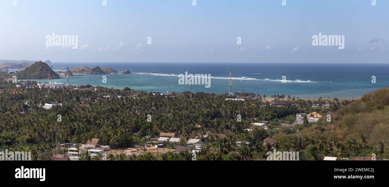 Vue panoramique sur Kuta Lombok et la mer turquoise dans sa baie, Banque D'Images