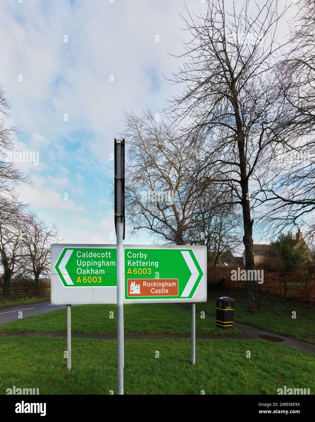 Panneau routier à l'extérieur du village de Rockingham, Northamptonshire, Angleterre, un jour d'hiver, pointant vers le village de Caldecott et les villes d'Uppingh Banque D'Images
