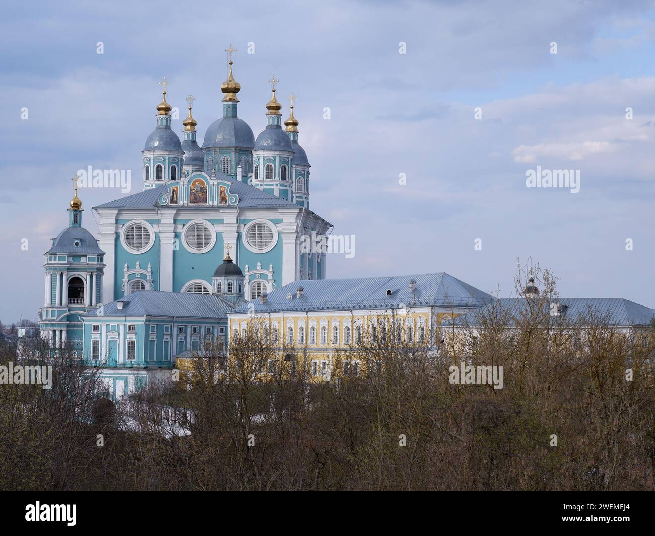 Vue à la cathédrale orthodoxe contre le ciel à Smolensk. Banque D'Images