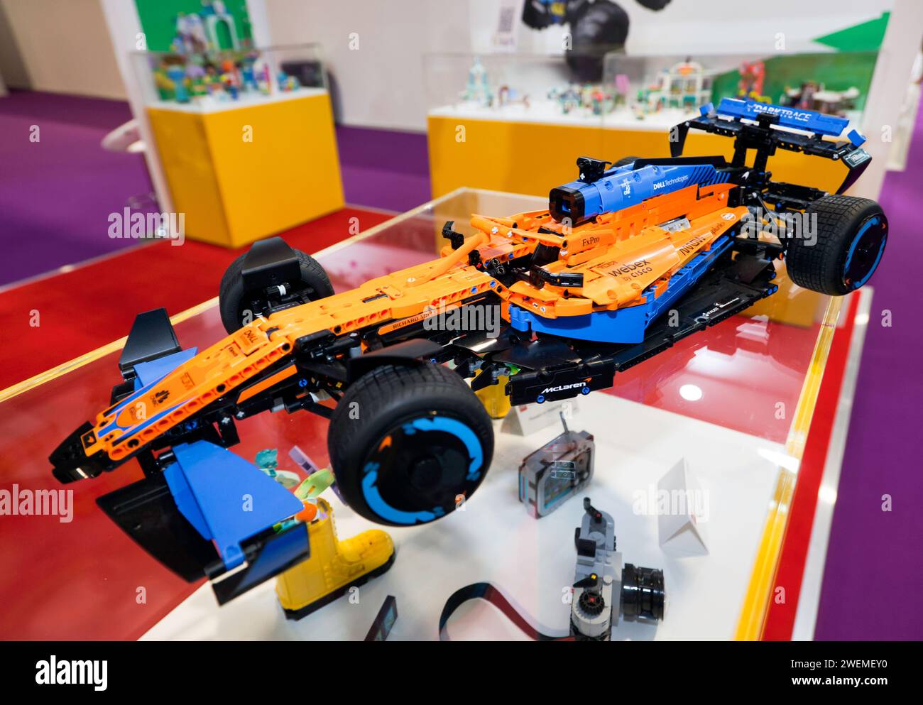 Gros plan d'une Lego Technic, McLaren Formula Race car exposée sur le stand Lego, du salon du jouet 2024 à Olympia Banque D'Images