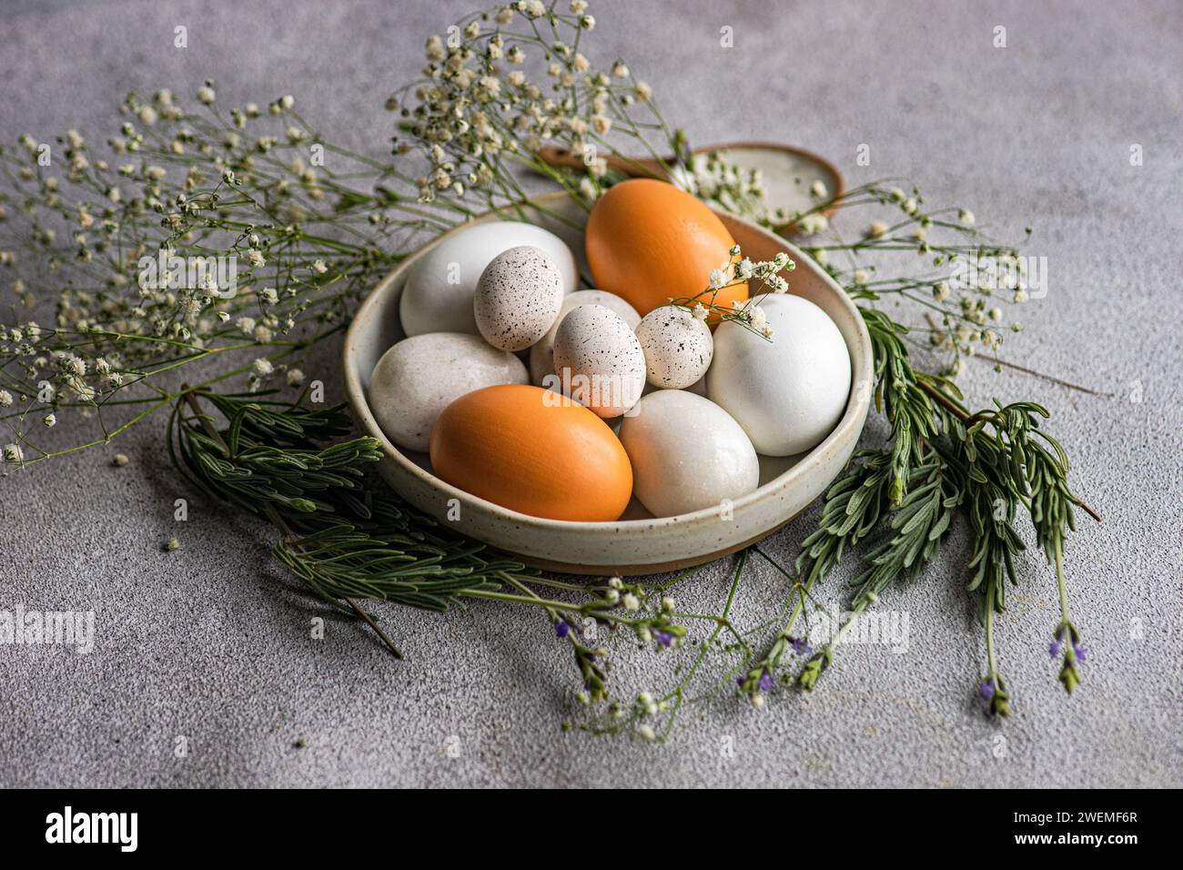 table de pâques avec nid Banque D'Images