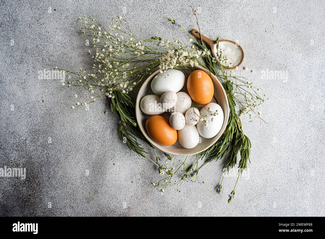 table de pâques avec nid Banque D'Images