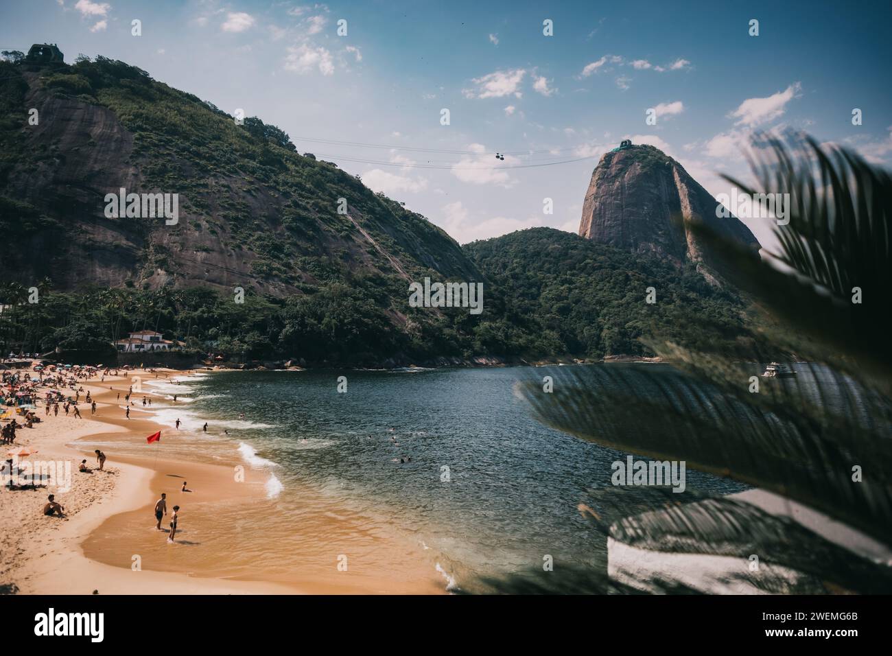 Les gens sur une plage de Rio de Janeiro avec le pain de sucre Banque D'Images