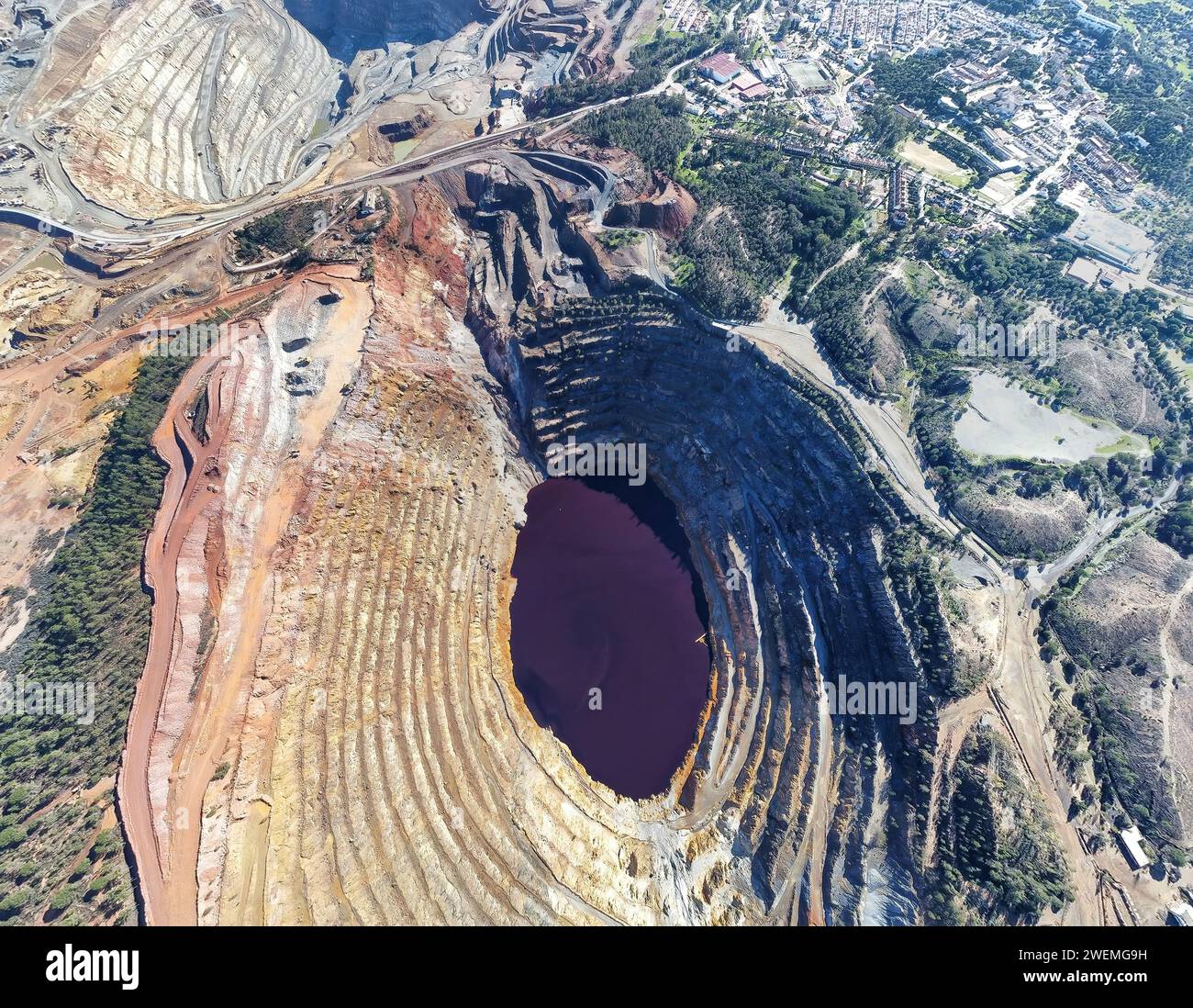 Vue aérienne par drone de Corta Atalaya avec des niveaux miniers à ciel ouvert. Excavation profonde de pyrite et extraction de minéraux de cuivre et d'or dans min Banque D'Images