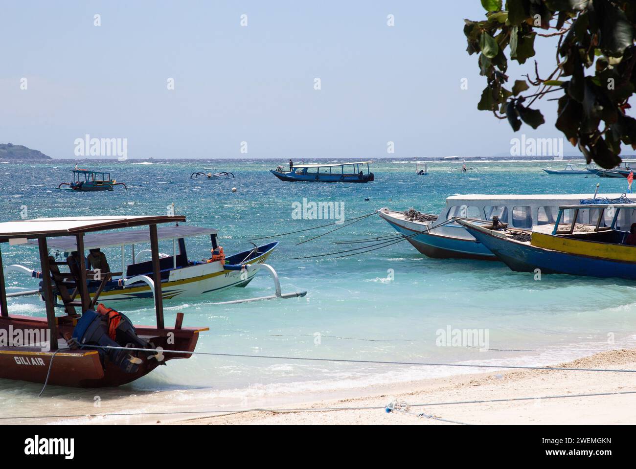 Pêche et bateaux publics à la plage de sable de Gili Air, Indonésie Banque D'Images