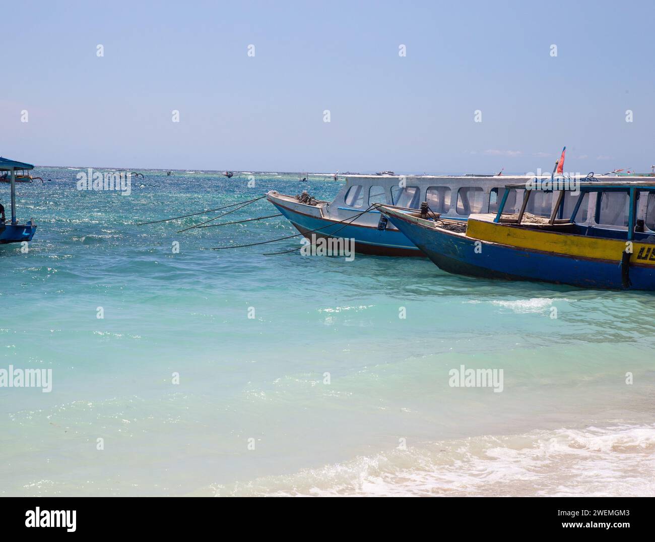 Bateaux publics à la plage de sable avec des eaux claires à Gili Air, Banque D'Images