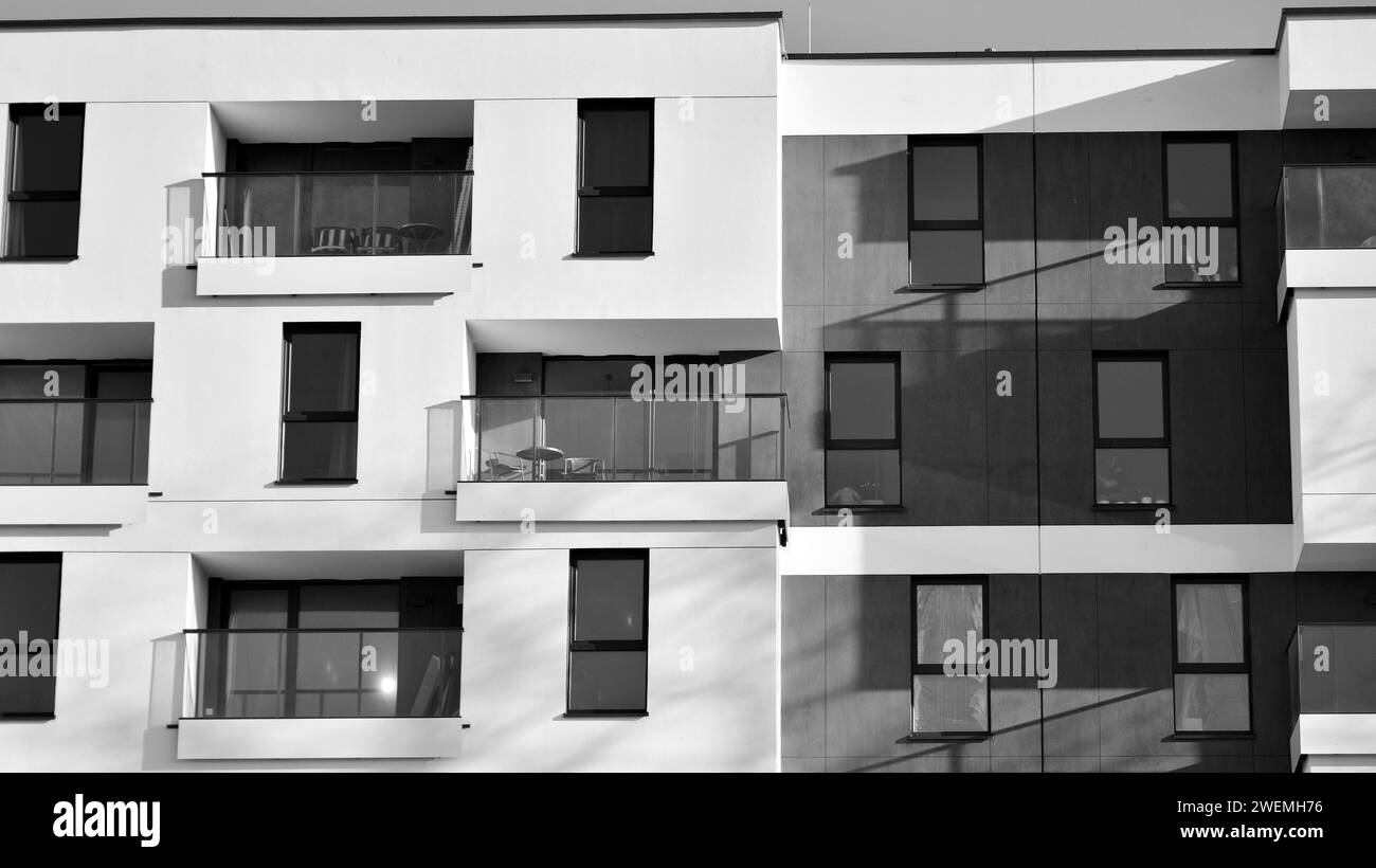 Immeubles d'appartements modernes par une journée ensoleillée. Façade d'un immeuble d'appartements moderne. Noir et blanc. Banque D'Images