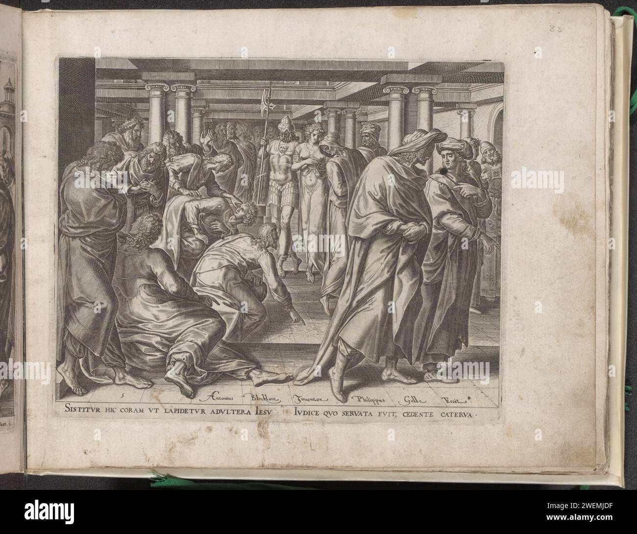 Christ et la femme adultère, 1575 - 1581 impression dans le temple, divers Pharisiens apportent une femme qui est attrapée adultère en Christ. Les pharisiens demandent ce que Christ pense de la loi de Moïse qui stipule que de telles femmes doivent être lapidées. Christ écrit avec son doigt sur le sol et dit ensuite que la personne qui est sans péché devrait jeter la première pierre. Sous la performance une référence en latin au texte de la Bible. Ce tirage fait partie d'un album. Les Pharisiens gravent sur papier une femme accusée d'adultère devant Christ (Jean 8:2-11). Christ pointe ou écrit sur le sol Banque D'Images
