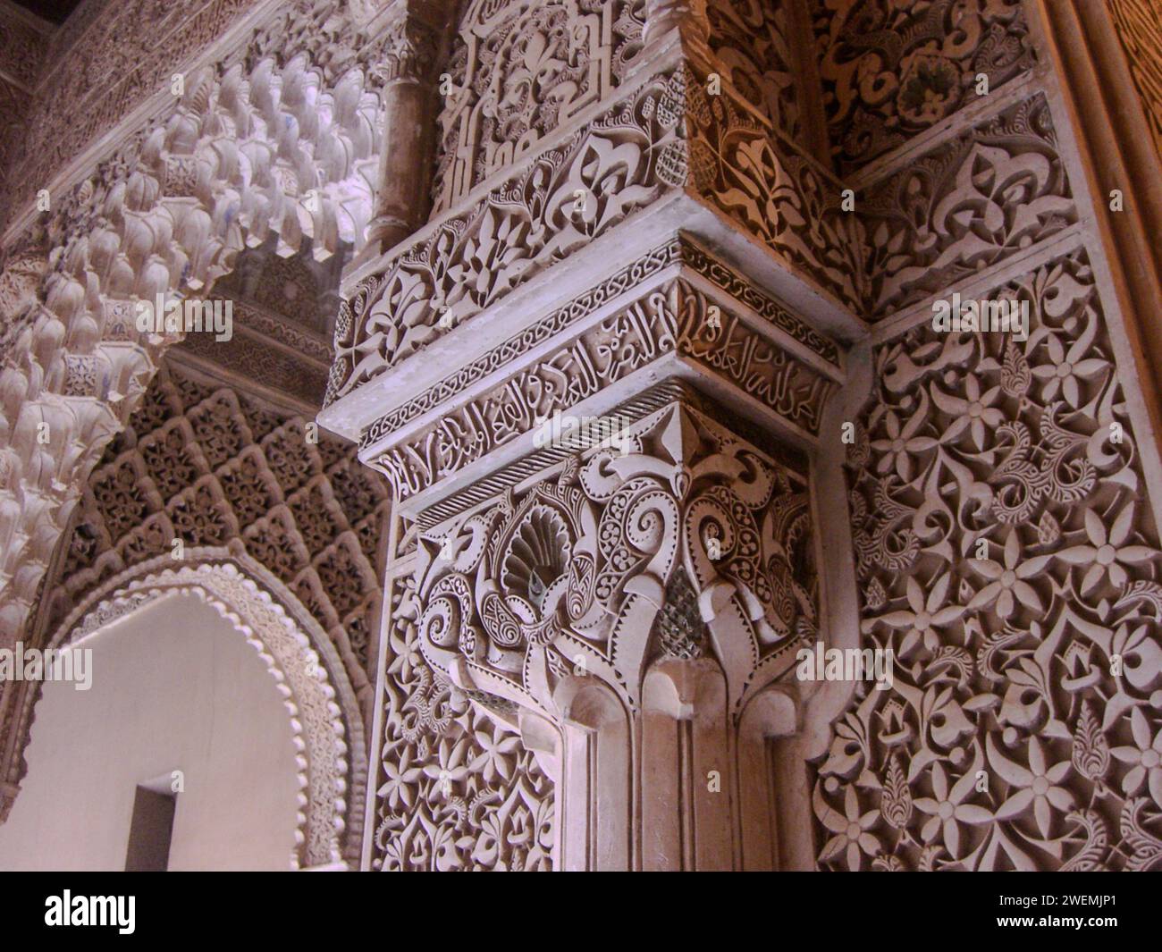 Stuc sculpté dans le complexe du palais de l'Alhambra, un msterpeice de l'architecture islamique mauresque. Grenade, Espagne Banque D'Images