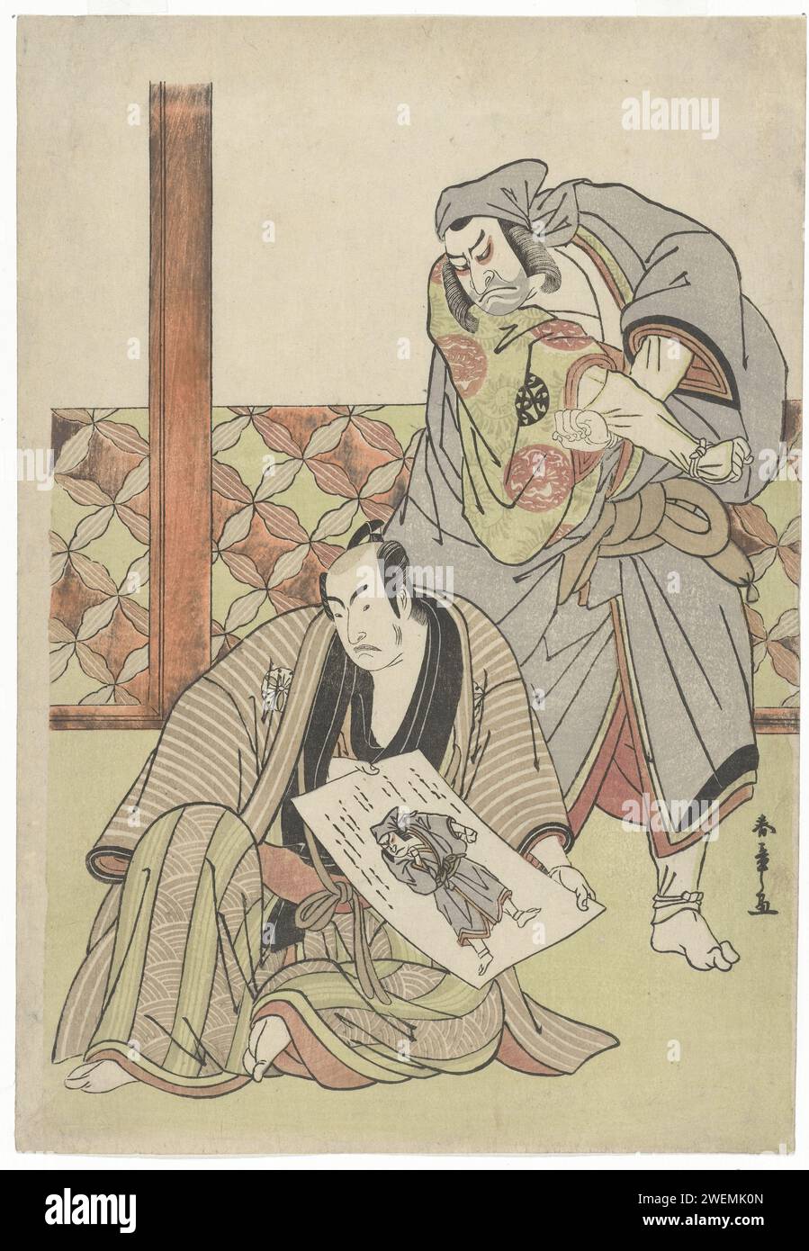 Twee Actors, c. 1780 - C. 1790 imprimer deux acteurs ; Nakamura Denkuro II en rouleau, debout, regardant le portrait de son acteur sur une gravure, qui est tenu par Matsumoto Koshiro IV, assis. portrait sur bois couleur papier de l'acteur, actrice Banque D'Images