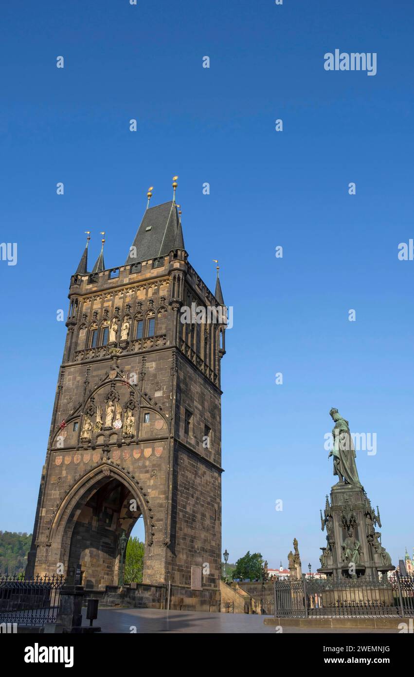 Statue en bronze du roi Charles IV sur la place Krizovnicke, près du pont Charles à Prague, République tchèque, en journée ensoleillée Banque D'Images