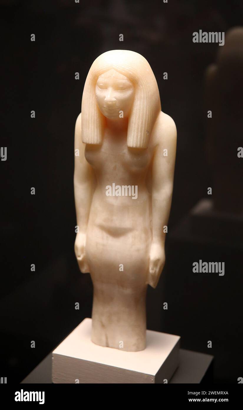 Figure idéalisée d'une femme. 4e dynastie. Calcite avec des traces de peinture. Vieux Kigdom. Exposition « l'image humaine ». Caixa Forum et Bristih Musem. Banque D'Images