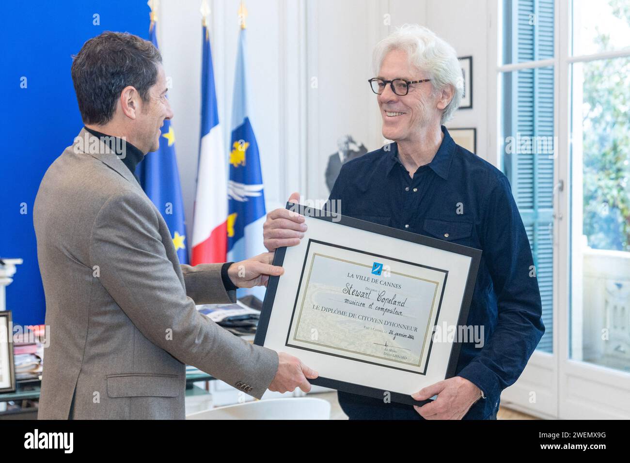 Cannes, France. 26 janvier 2024. Stewart Copeland, fondateur du groupe la police reçoit le diplôme de citoyen honoraire décerné par le maire de Cannes David Lisnard lors du Midem 24, à Cannes, France, le 26 janvier 2024. Photo de Cyril Chateau/ABACAPRESS.COM crédit : Abaca Press/Alamy Live News Banque D'Images