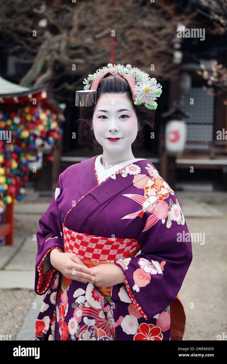 Belle Geisha Maiko japonaise à Kyoto, Japon avec parapluie Banque D'Images