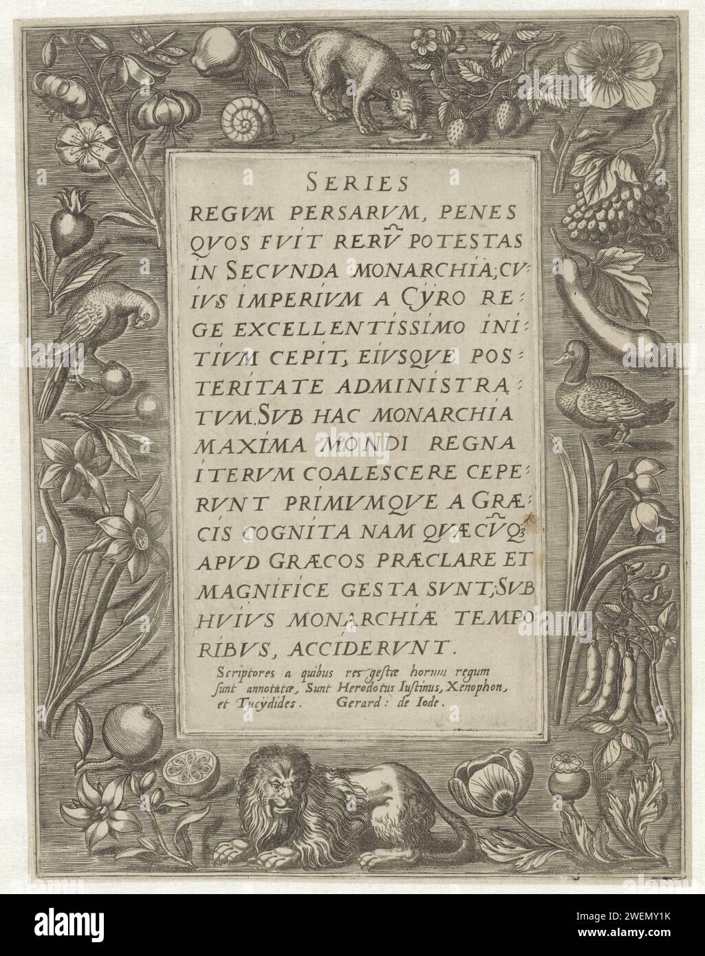 Tirage de titre avec cadre ornemental, anonyme, 1547 - 1585 tirage de titre pour une série d'estampes de dix rois perses. Un texte en latin sur la série est encadré par un cadre décoré de fleurs, de fruits, d'un oiseau, d'un canard, d'un chien et d'un lion. papier gravure fleurs  ornement. bêtes de proie, animaux prédateurs : lion. fruits. chien Banque D'Images