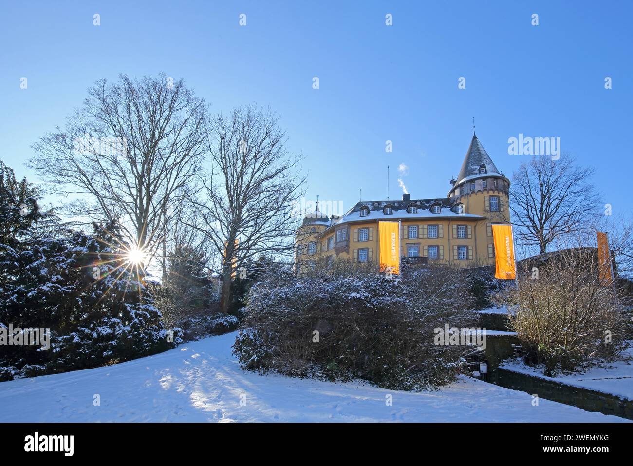 Landmark Genoveva Château construit au 13e siècle rétro-éclairé en hiver et drapeaux Eifelmuseum, rayons de soleil, drapeaux, neige, Mayen, Vulkaneifel, Eifel Banque D'Images