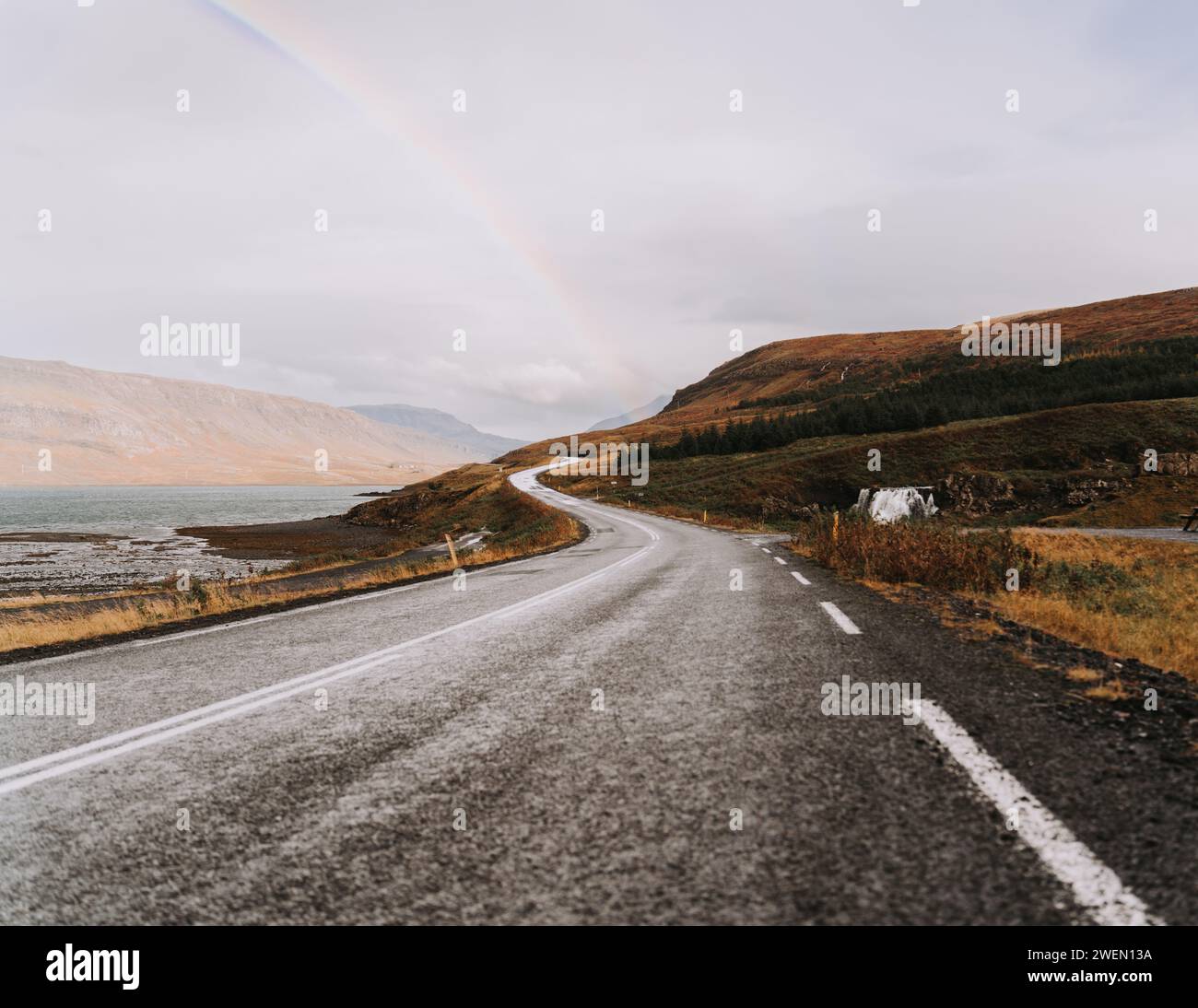 Voyage serein : route majestueuse dans la nature islandaise Banque D'Images