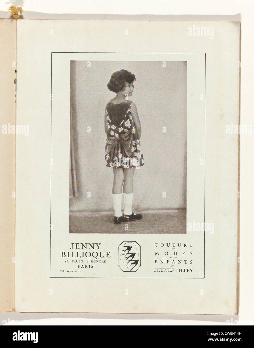 Art - goût - Beauté, feuilles d'élégance féminine, mai 1929, n° 105, 9e année, p. 1, Anonyme, magazine 1929 Publicité de vêtements pour enfants de Jenny Billioque. Fille, vue au dos, dans une robe avec un motif floral. Page du magazine de mode Art-Goût-Beauté (1920-1933). assiettes de mode en papier. robe, robe (+ vêtements pour filles). chaussures, sandales (+ vêtements pour filles). bas, chaussettes (+ vêtements pour filles) Banque D'Images