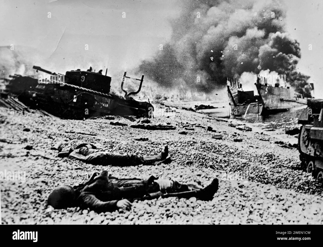 DUNKERQUE, France, après l'évacuation en mai et juin 1940. Cadavres, chars détruits et embarcations de débarquement Banque D'Images