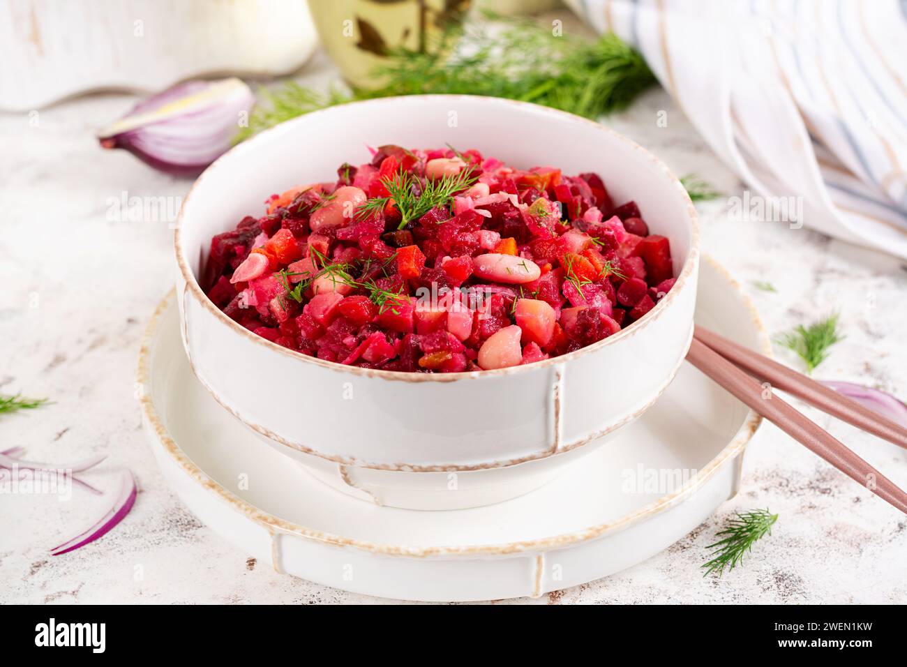 Salade de betteraves - vinaigrette dans un bol. Menu diététique. Salade de betteraves. Salade de betteraves. Nourriture végétalienne. Cuisine ukrainienne traditionnelle. Banque D'Images