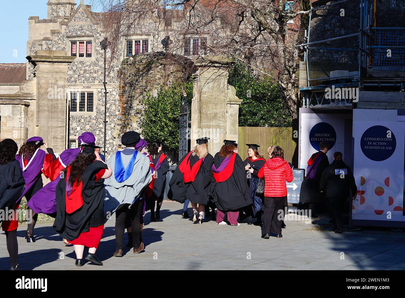 Canterbury, Kent, Royaume-Uni. 26 janvier 2024. Les diplômés avec leurs amis et leur famille se réunissent autour de la cathédrale de Canterbury pour la cérémonie de remise des diplômes par une journée brillante mais venteuse. Crédit photo : Paul Lawrenson /Alamy Live News Banque D'Images
