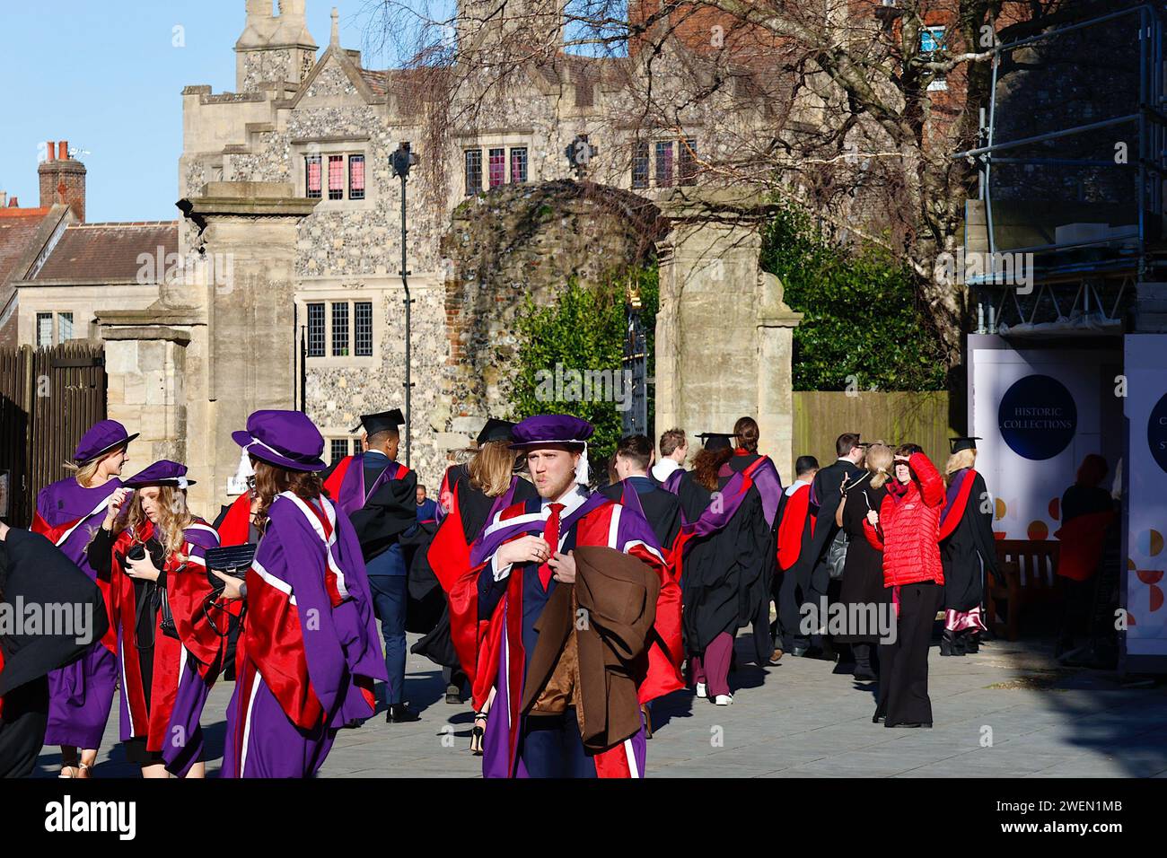 Canterbury, Kent, Royaume-Uni. 26 janvier 2024. Les diplômés avec leurs amis et leur famille se réunissent autour de la cathédrale de Canterbury pour la cérémonie de remise des diplômes par une journée brillante mais venteuse. Crédit photo : Paul Lawrenson /Alamy Live News Banque D'Images